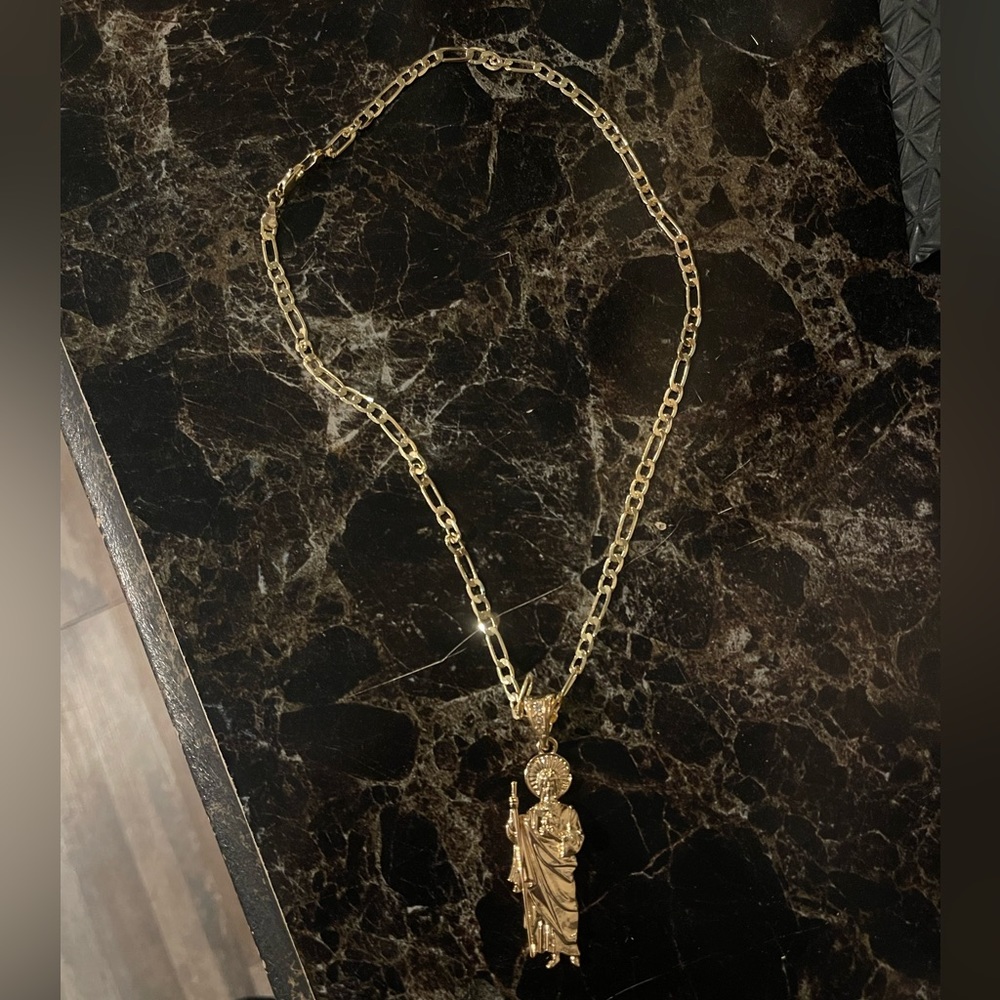 Gold chain with pendant